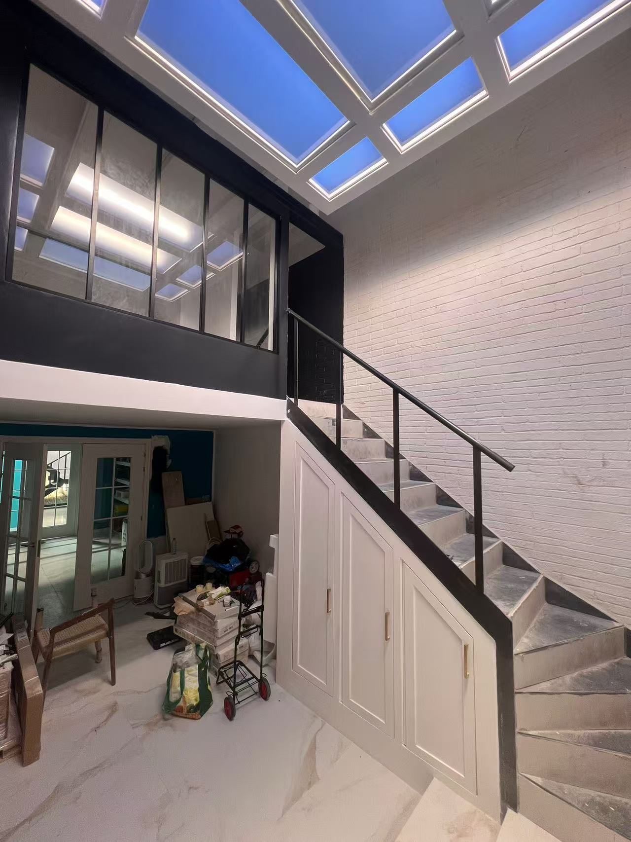 บล็อกบริษัทล่าสุดเกี่ยวกับ วิธีที่ไฟส่องสว่างเทียมเปลี่ยนพื้นที่ในร่มที่ไม่มีหน้าต่าง