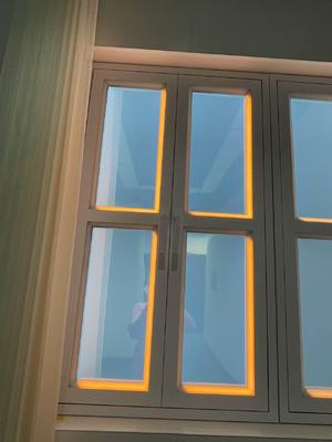 แสงหน้าต่างเท็จฉลาด CRI 95 ติดผนัง L1332*W781*H66mm ควบคุมโดยแอพและรีโมทสําหรับสภาพแวดล้อมธรรมชาติ